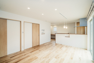 家族の声とピアノの音色が心地良い機能的なオウチ