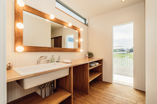 空を見上げるオウチ