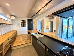 アーチの入り口とヘリンボーンのあるオウチ