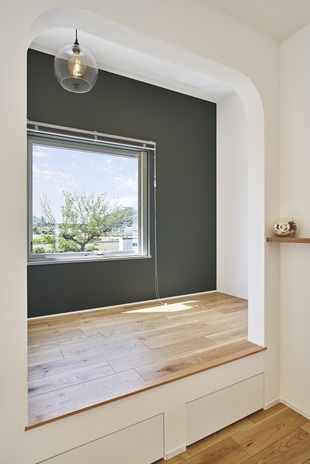 ヌックとアーチ型の入り口のある平屋のオウチ