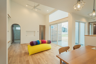 リビングに明るい光が差し込む平屋コートハウス