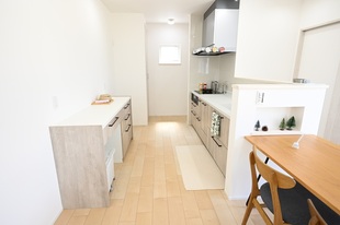 シューズクロークからパントリーへと繋がる切妻屋根の平屋のオウチ