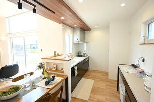 キッチンに繋がる造作ダイニングテーブルを囲む4LDKのオウチ