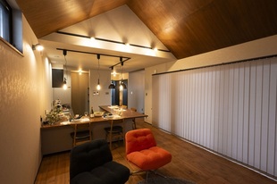 造作キッチンと三角勾配天井の コンパクトな平屋のオウチ